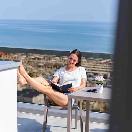 Hotel Ascot Ричоне Екстериор снимка