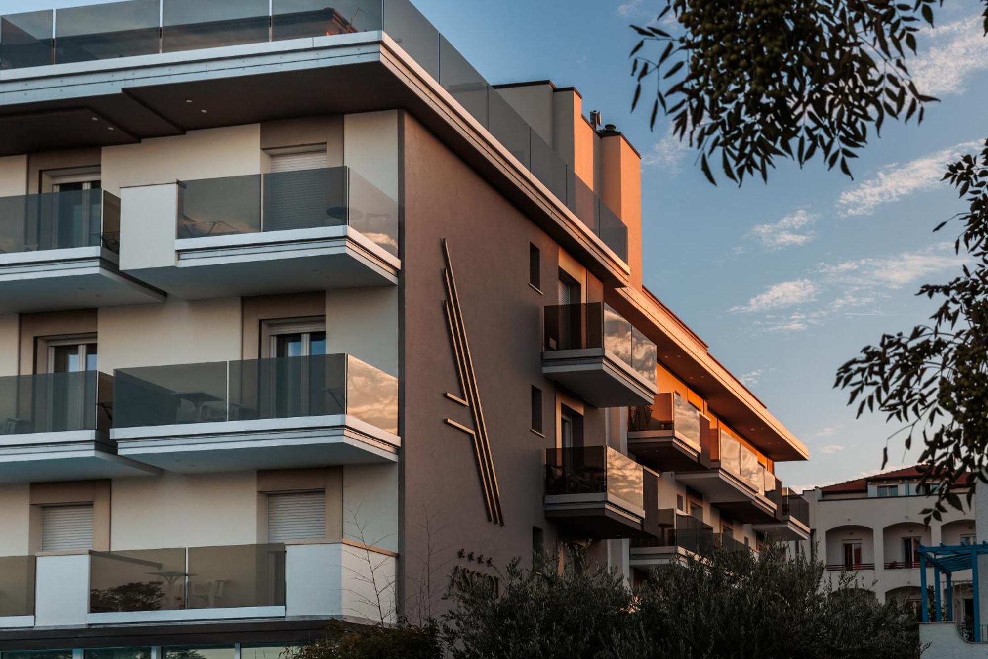 Hotel Ascot Ричоне Екстериор снимка