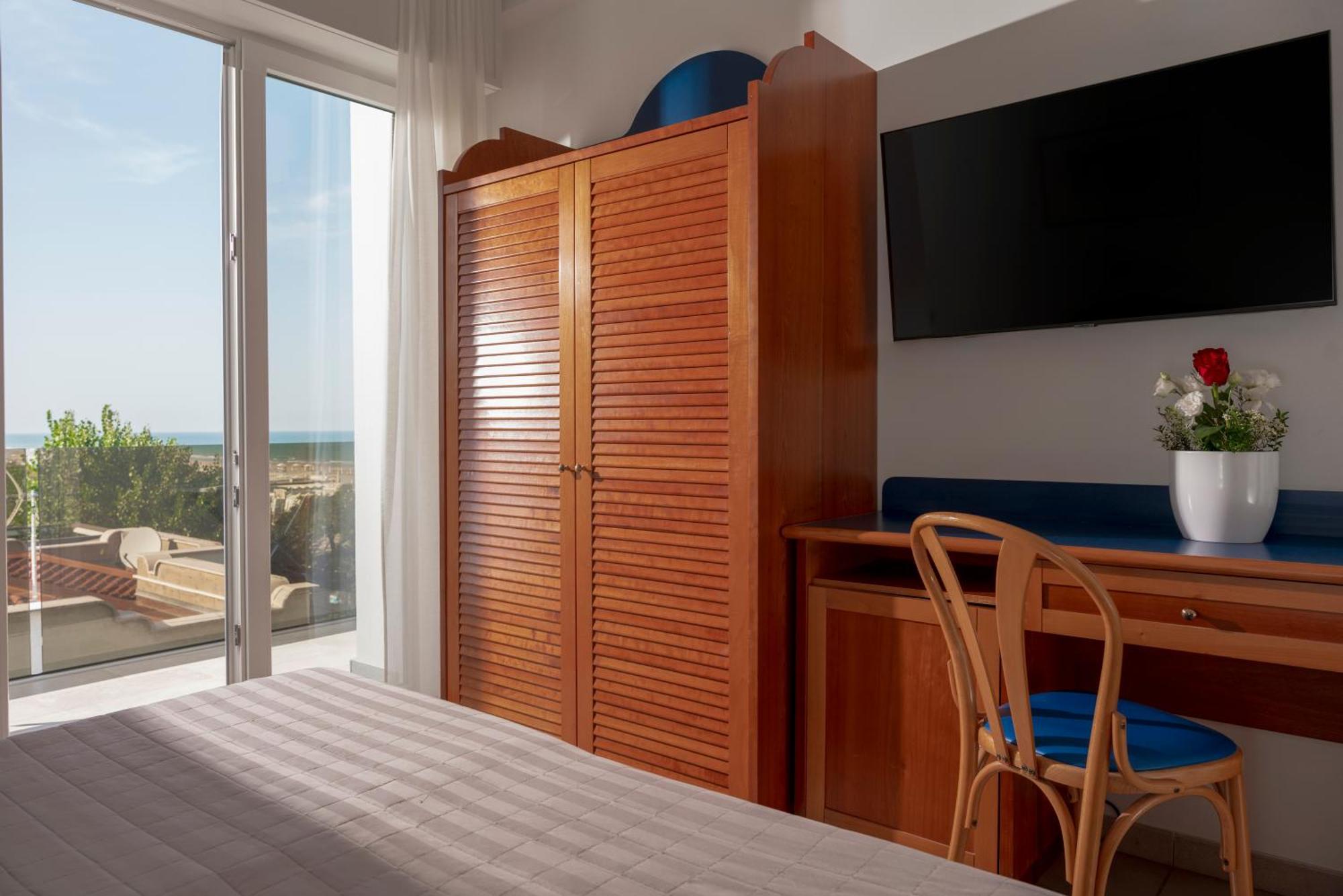 Hotel Ascot Ричоне Екстериор снимка