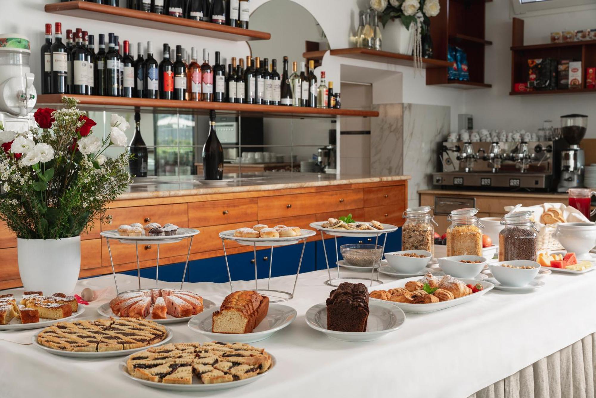 Hotel Ascot Ричоне Екстериор снимка