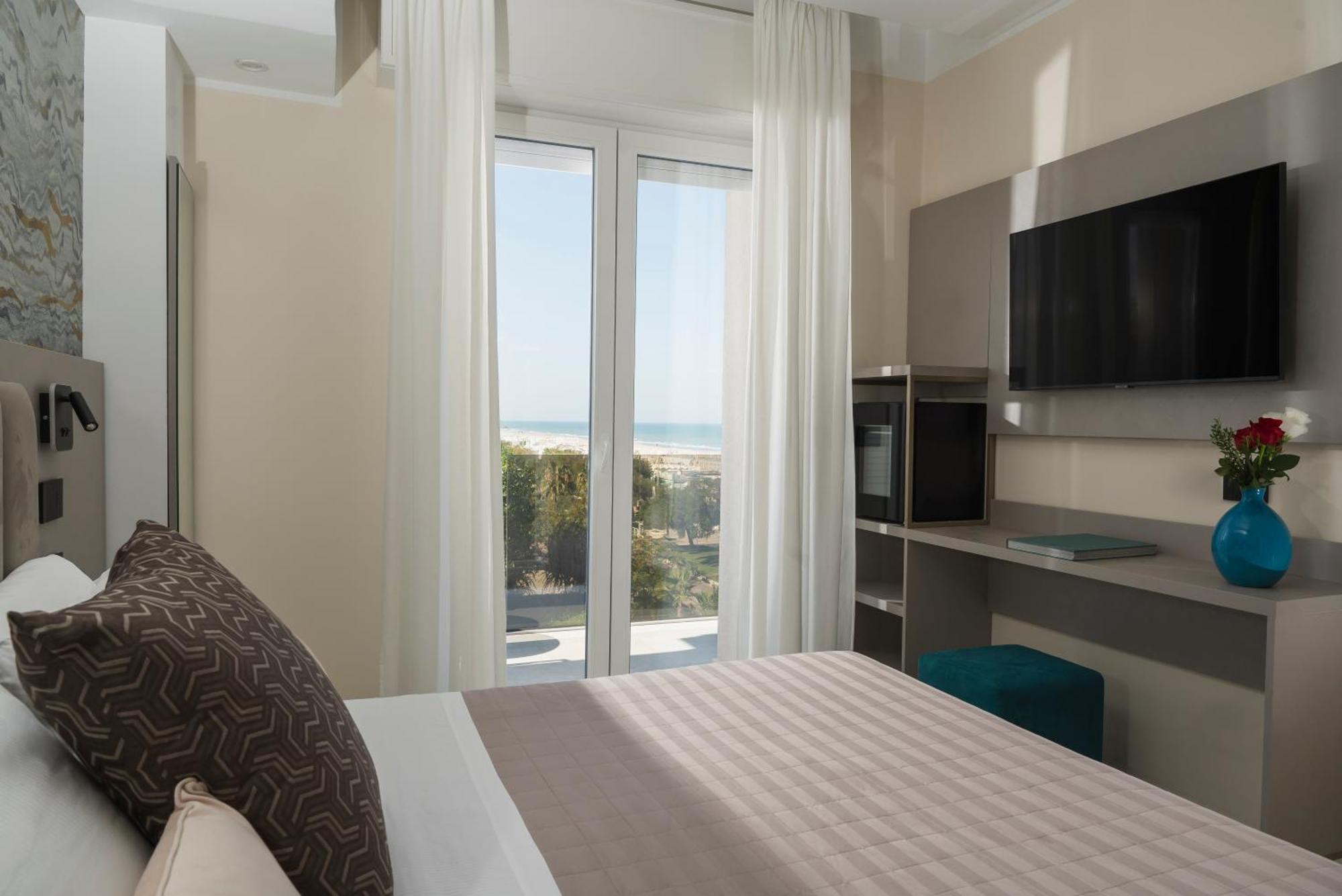 Hotel Ascot Ричоне Екстериор снимка
