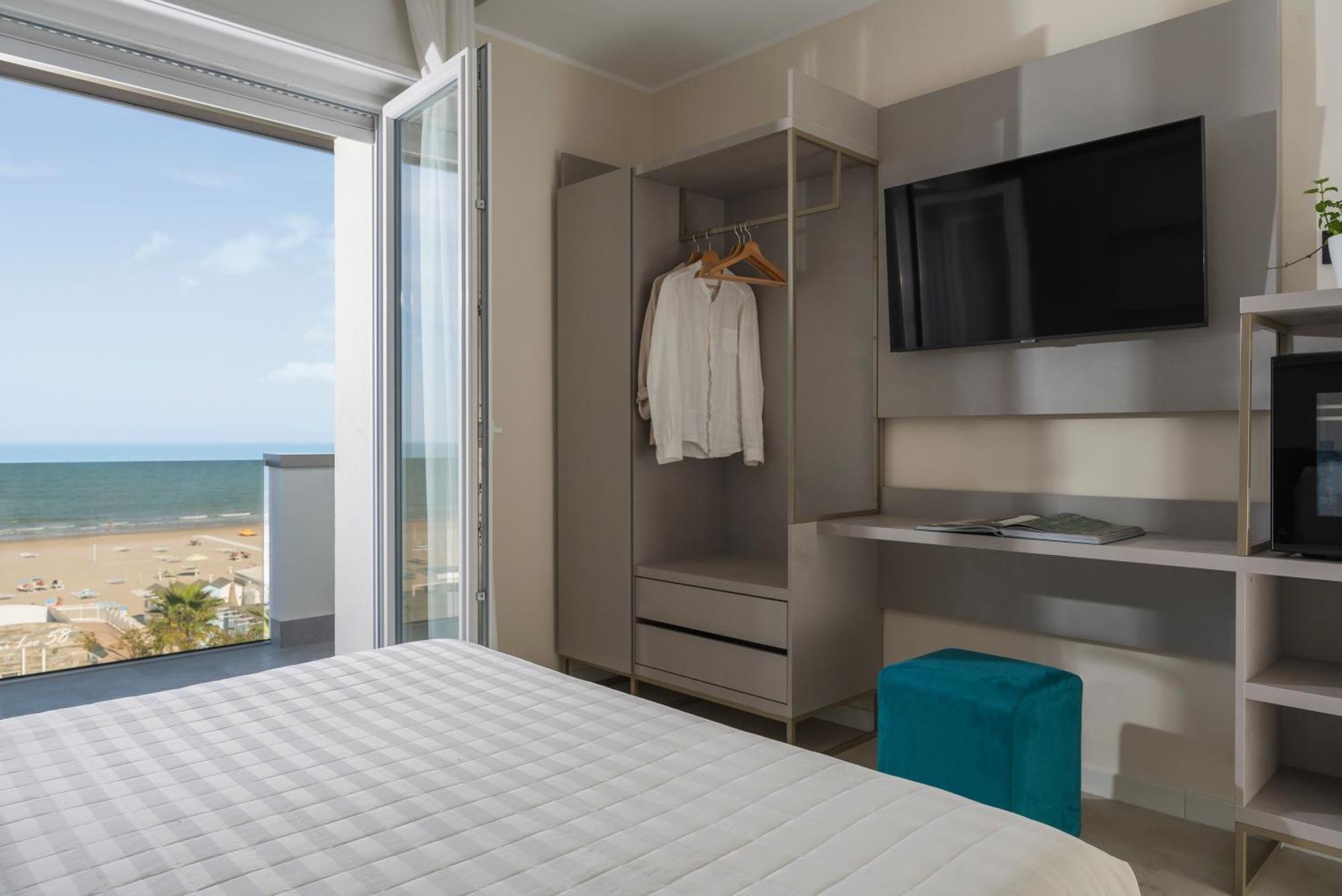 Hotel Ascot Ричоне Екстериор снимка