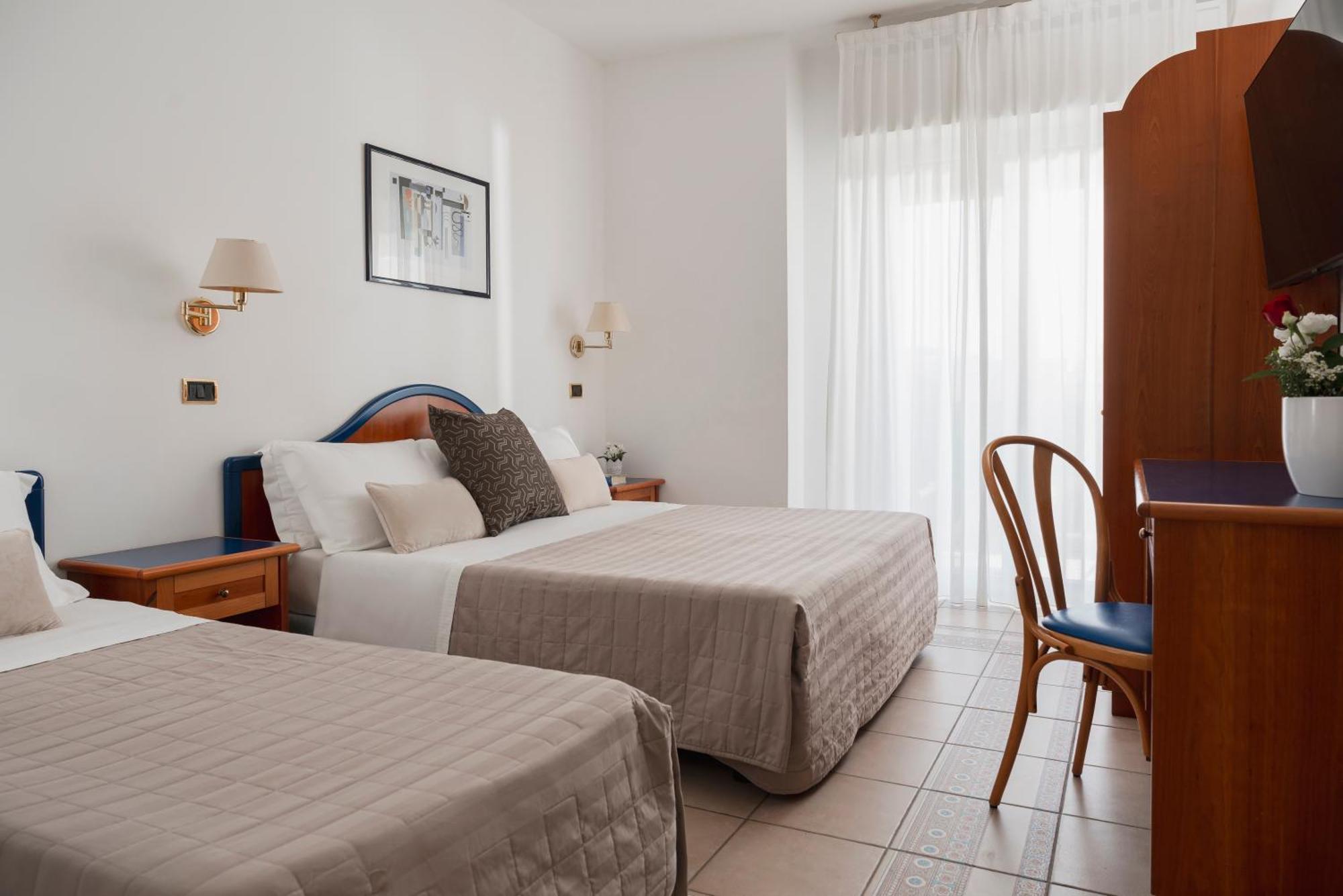 Hotel Ascot Ричоне Екстериор снимка