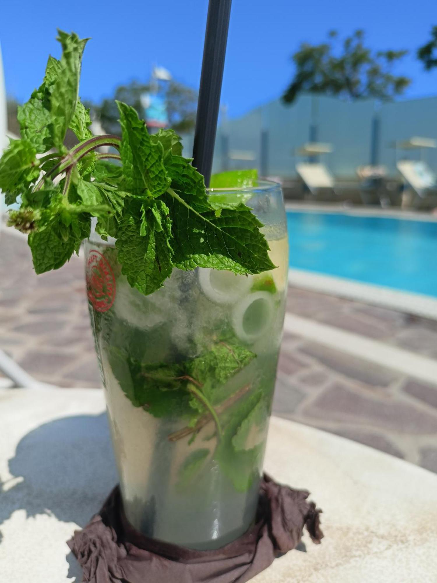 Hotel Ascot Ричоне Екстериор снимка